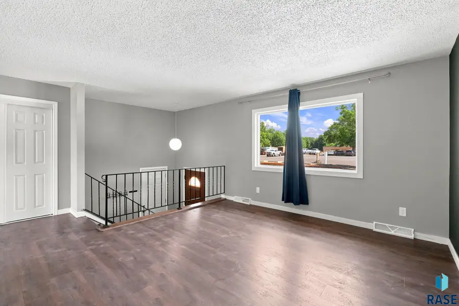 317 S Sycamore Ave, Sioux Falls, SD 57110 - #2