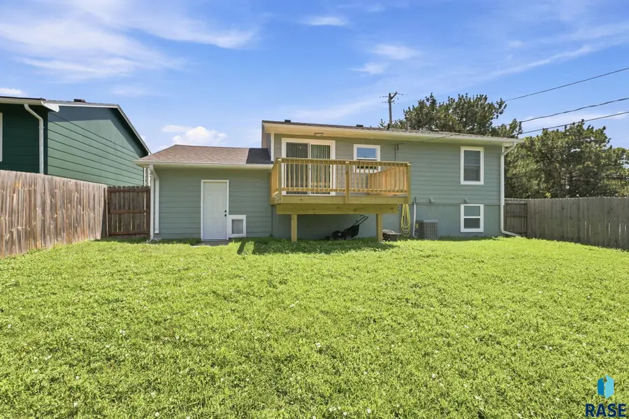 317 S Sycamore Ave, Sioux Falls, SD 57110 - #3