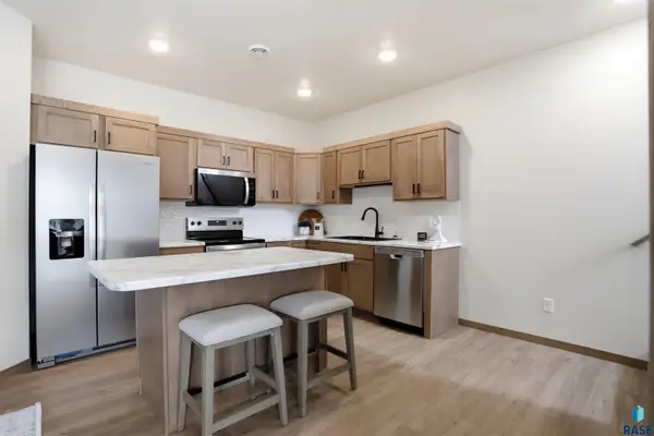 8015 E Tencate Pl, Sioux Falls, SD 57110