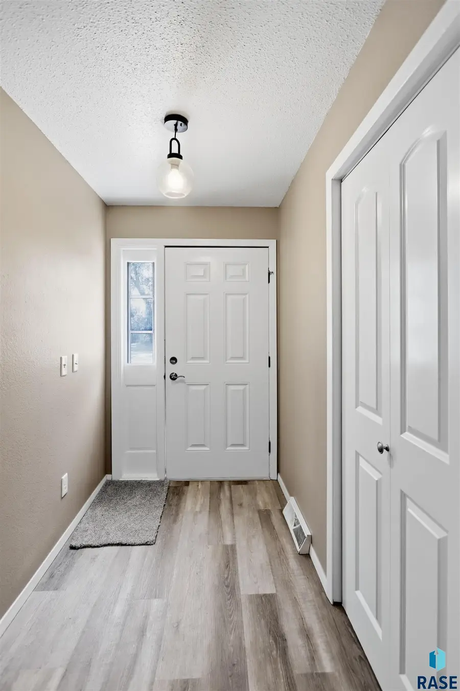 2104 E Russell St, Sioux Falls, SD 57103 - #3