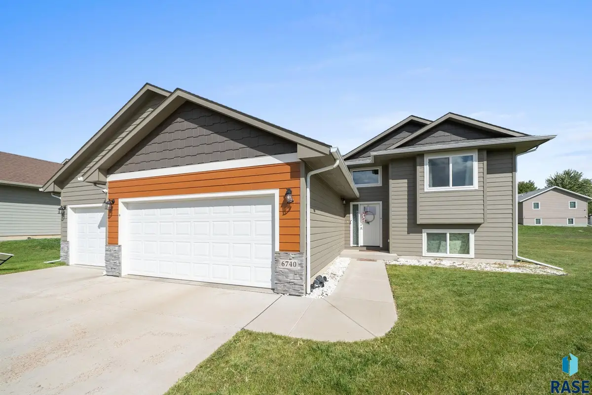 6740 W Viola Ct, Sioux Falls, SD 57107 - #1