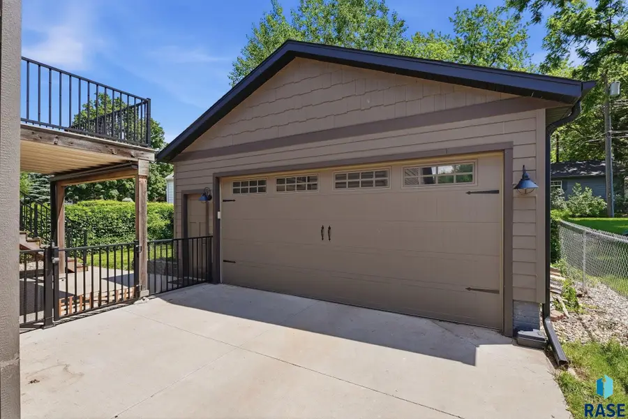 2304 S 3rd Ave, Sioux Falls, SD 57105 - #3