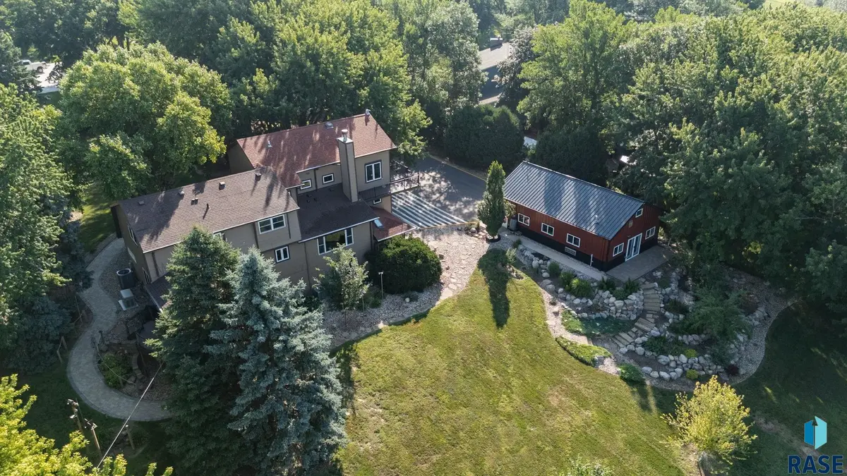 1305 S Barbara Cir, Sioux Falls, SD 57110 - #1
