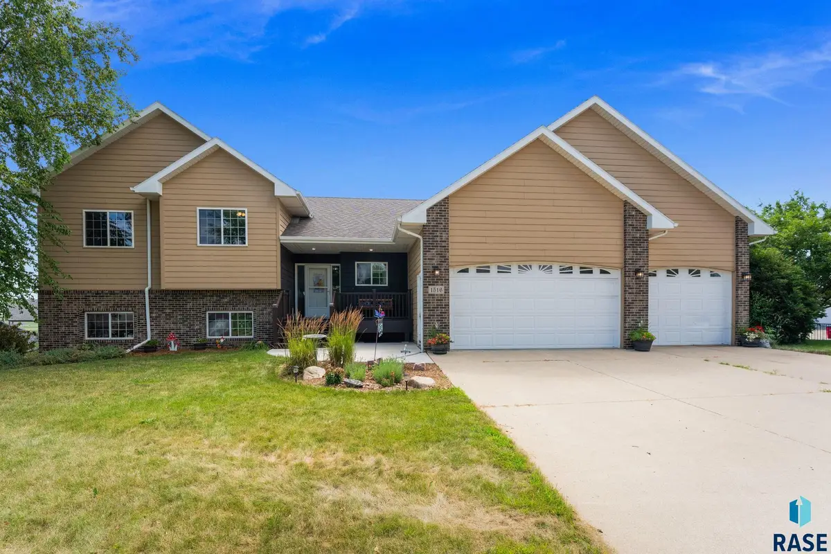 1516 N Maynard Ln, Sioux Falls, SD 57110 - #1