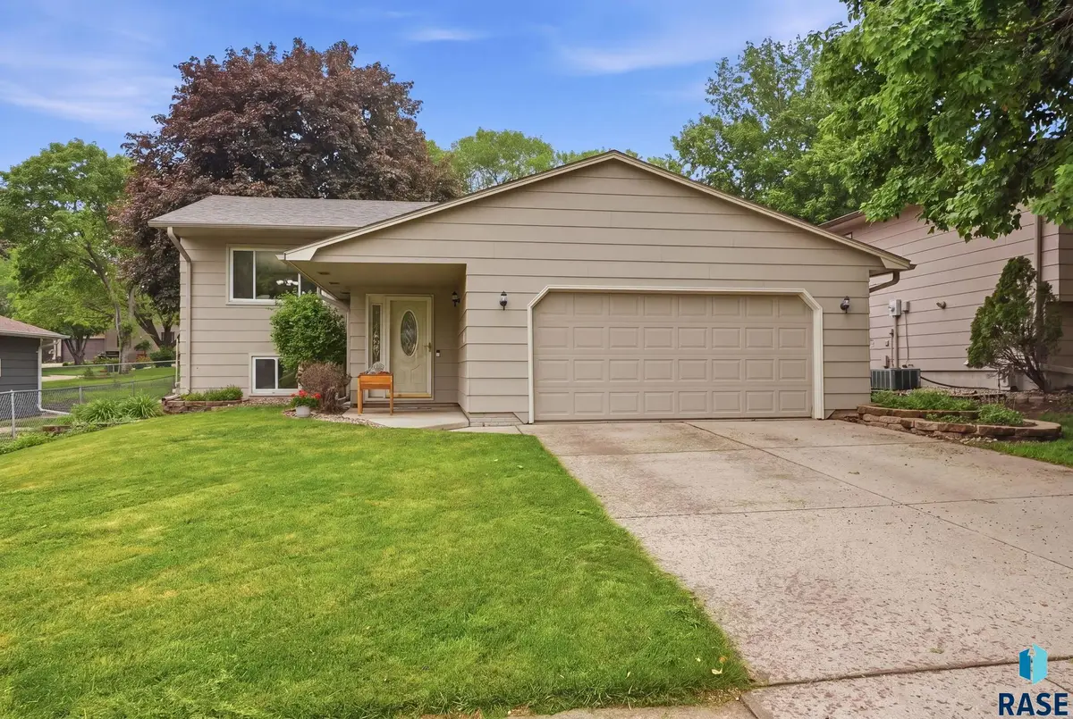 2117 S Melanie Ln, Sioux Falls, SD 57103 - #1