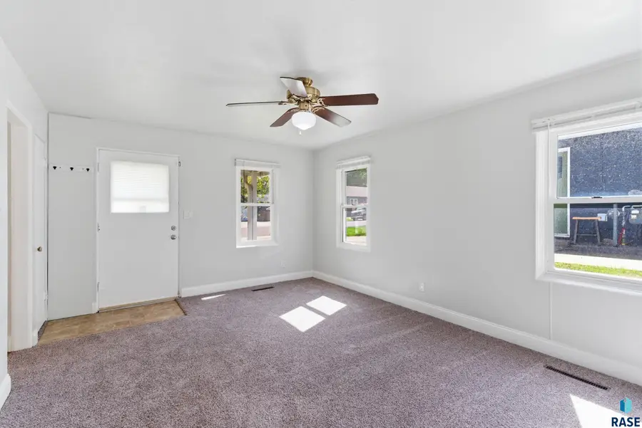 1508 W 28th St, Sioux Falls, SD 57105 - #2