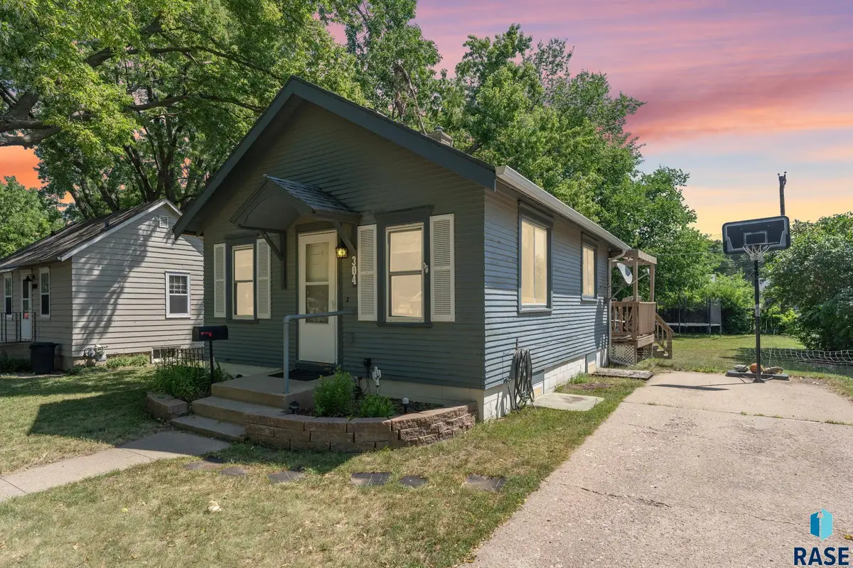 304 S Lyndale Ave, Sioux Falls, SD 57104 - #1