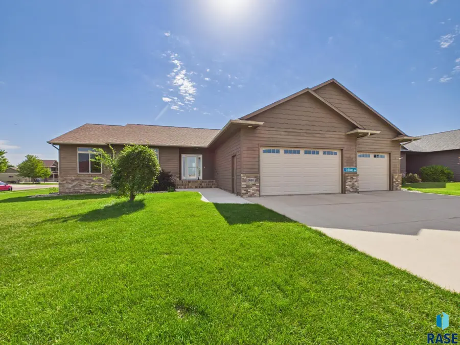 2400 S Lillian Ave, Sioux Falls, SD 57106 - #2