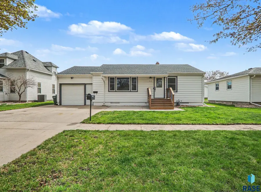 808 N Oakley St, Luverne, MN 56156 - #2