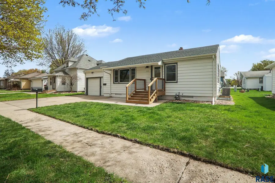 808 N Oakley St, Luverne, MN 56156 - #3