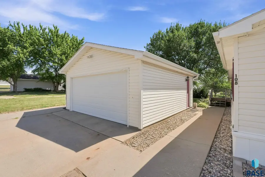 108 S Cory Pl, Sioux Falls, SD 57110 - #2