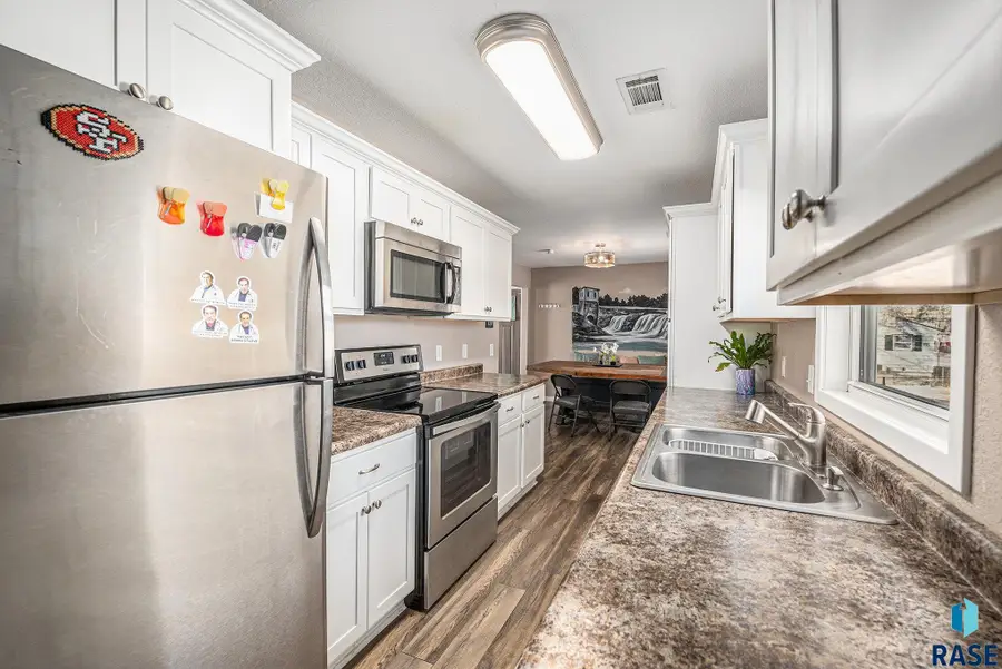 202 S Elmwood Ave, Sioux Falls, SD 57104 - #2