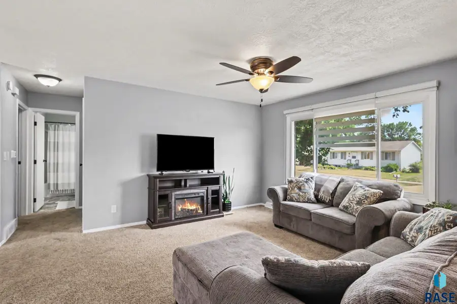 608 E Walnut St, Harrisburg, SD 57032 - #2