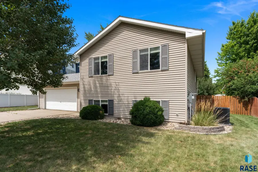 4716 W Antelope Dr, Sioux Falls, SD 57107 - #2