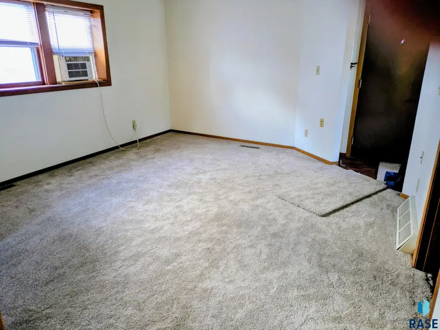 1426 E 17th St, Sioux Falls, SD 57104 - #3