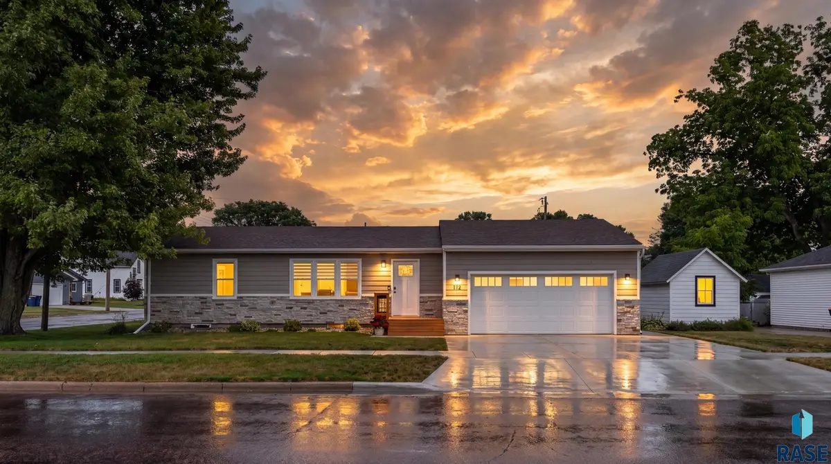 712 N Vermont Ave, Dell Rapids, SD 57022 - #1