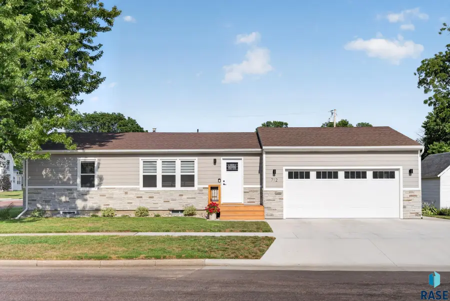 712 N Vermont Ave, Dell Rapids, SD 57022 - #2