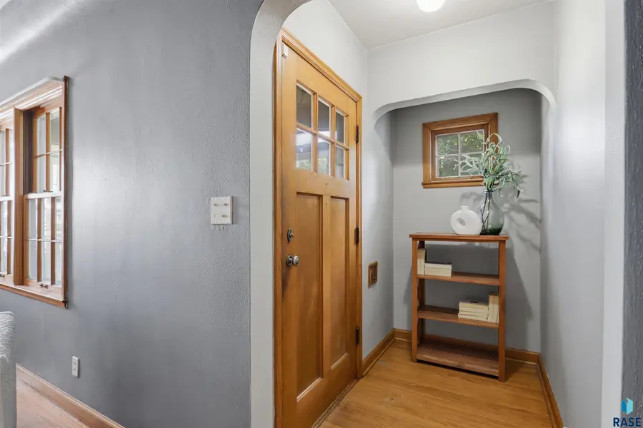 915 S 4th Ave, Sioux Falls, SD 57104 - #3