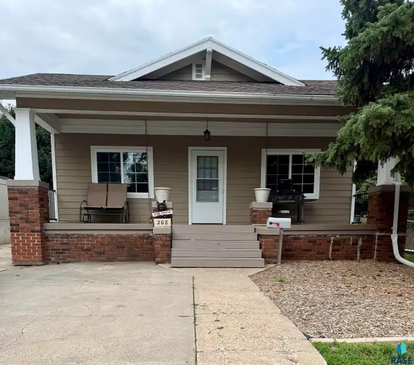 208 E King St, Chamberlain, SD 57325
