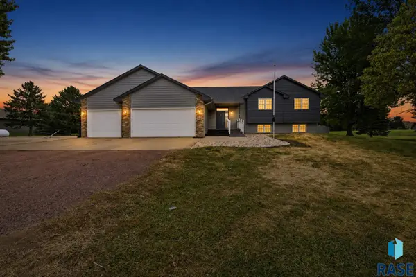 26786 Country Acres Dr, Sioux Falls, SD 57106