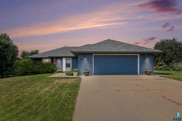 1805 S Cranston Cir, Sioux Falls, SD 57106