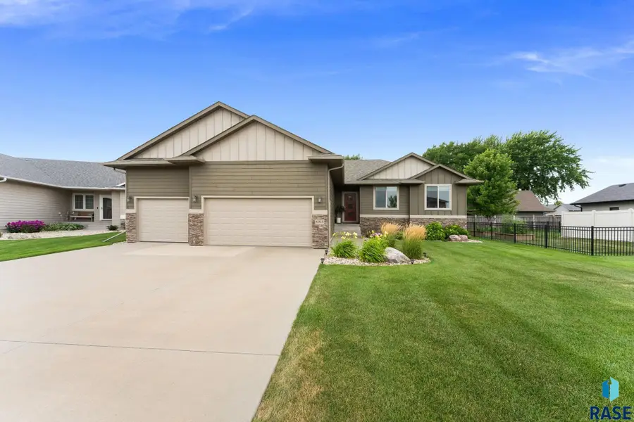 8005 S Brande Acres Cir, Sioux Falls, SD 57108 - #2