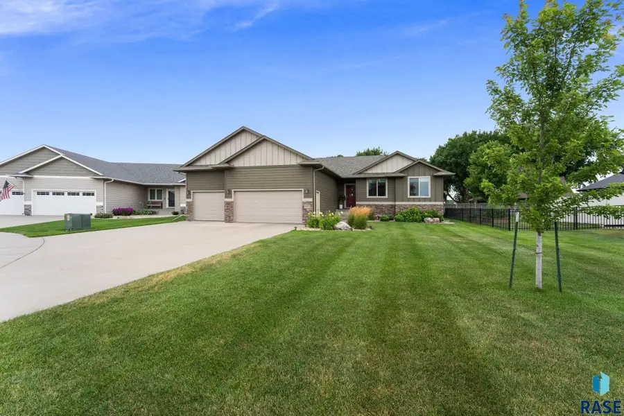 8005 S Brande Acres Cir, Sioux Falls, SD 57108 - #3