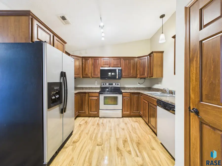 2204 S Mary Beth Ave, Sioux Falls, SD 57106 - #3