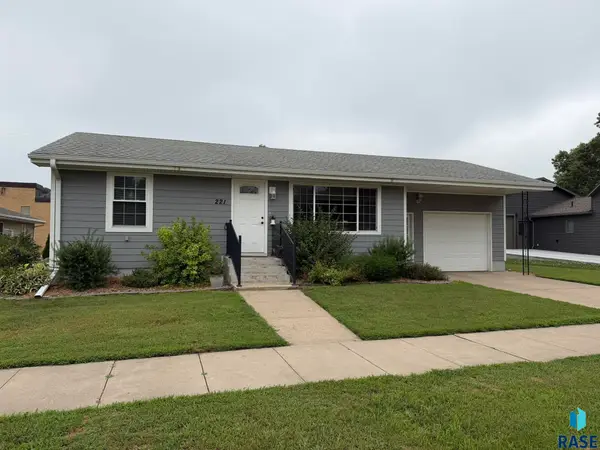 221 N 3rd St, Emery, SD 57332