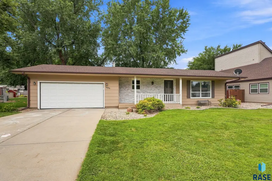 1605 E Crestview Dr, Sioux Falls, SD 57103 - #2