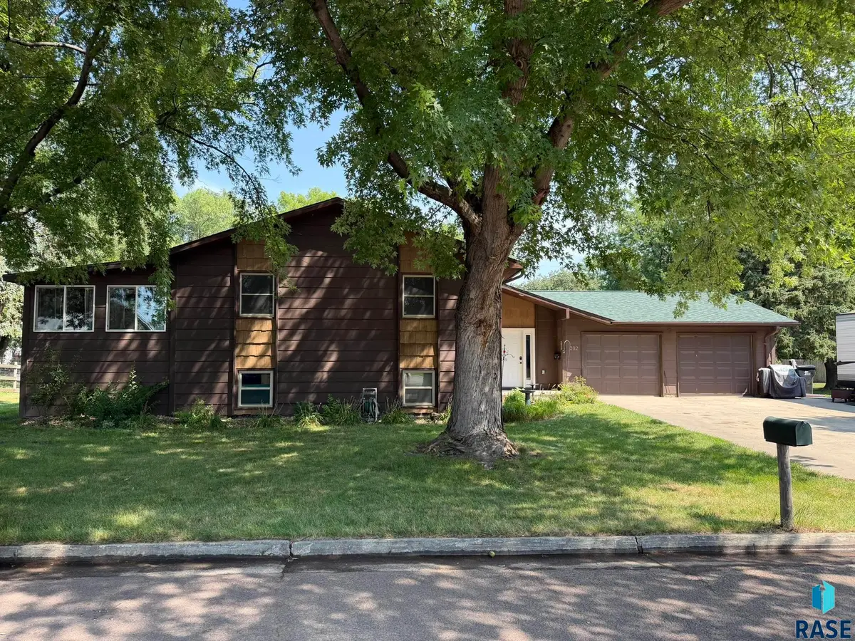 202 W 3rd St, Marion, SD 57043 - #1