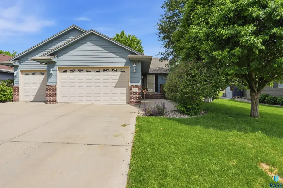 4904 E Tiger Lilly St, Sioux Falls, SD 57110 - #2