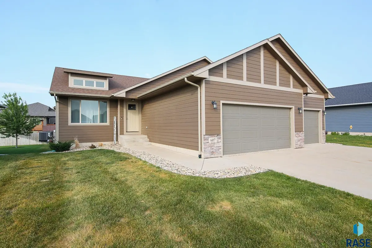 607 Legendary Dr, Harrisburg, SD 57032 - #1
