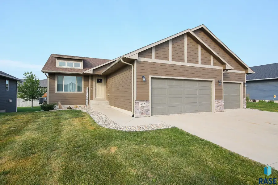607 Legendary Dr, Harrisburg, SD 57032 - #2