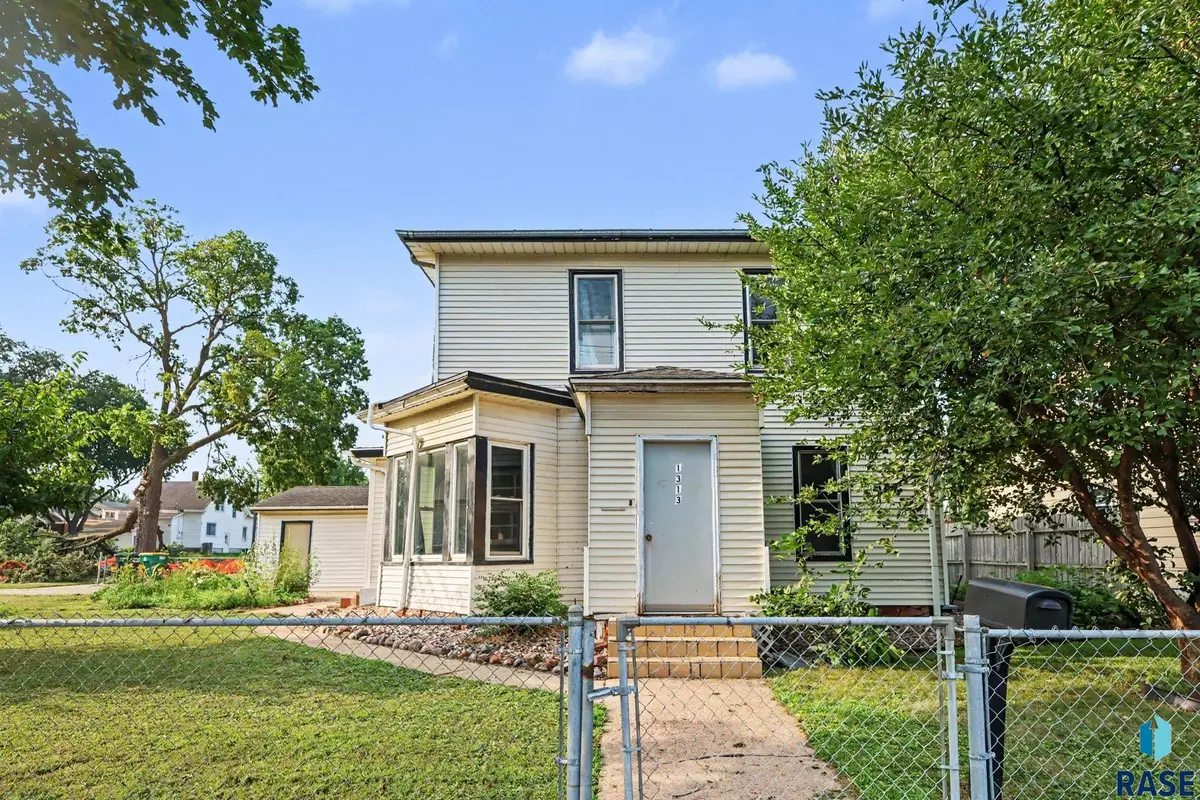 1313 E 6th St, Sioux Falls, SD 57103 - #1