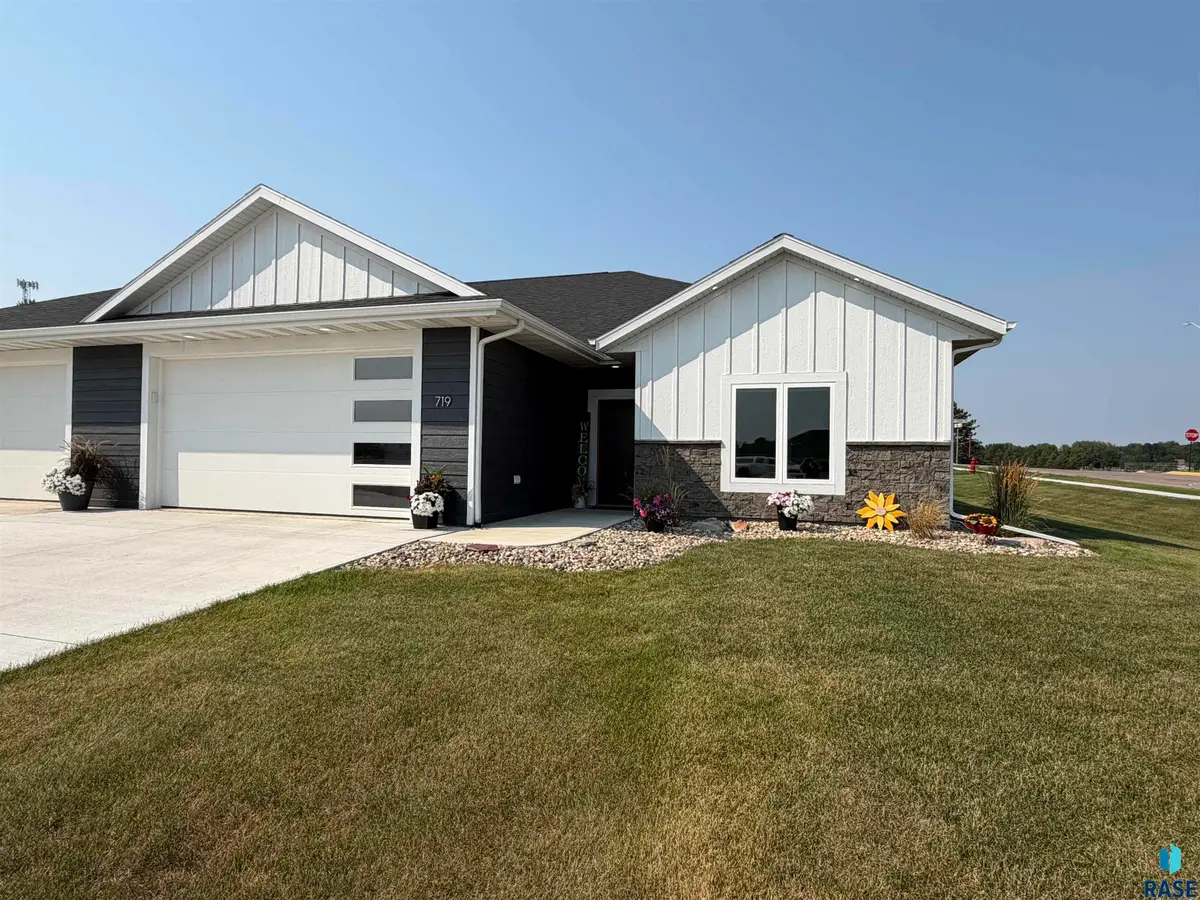 719 Tallgrass Cir, Luverne, MN 56156 - #1