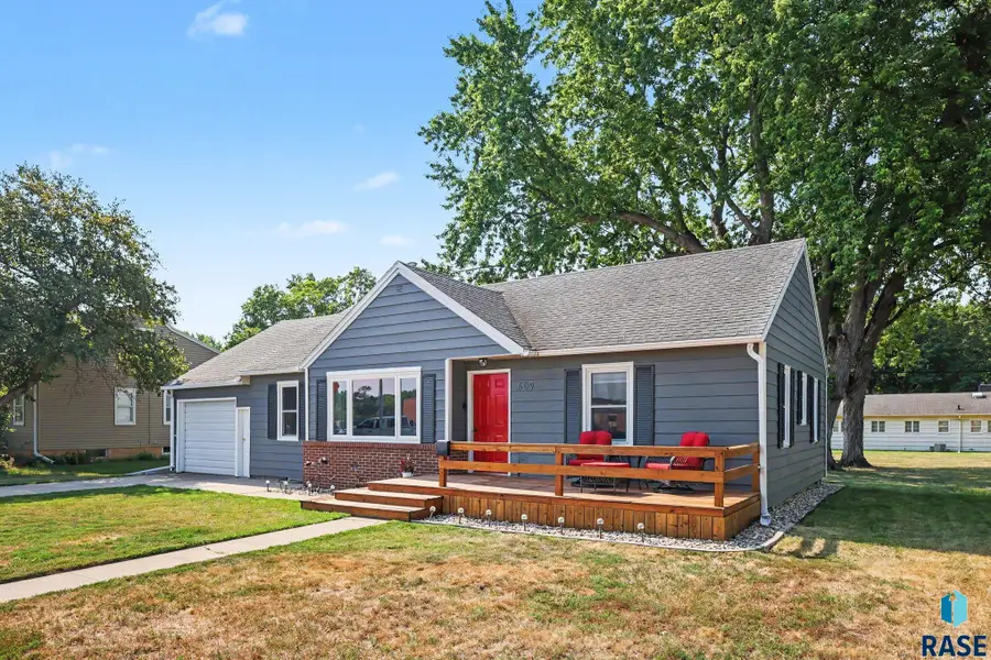 409 W Dodge St, Luverne, MN 56156 - #3