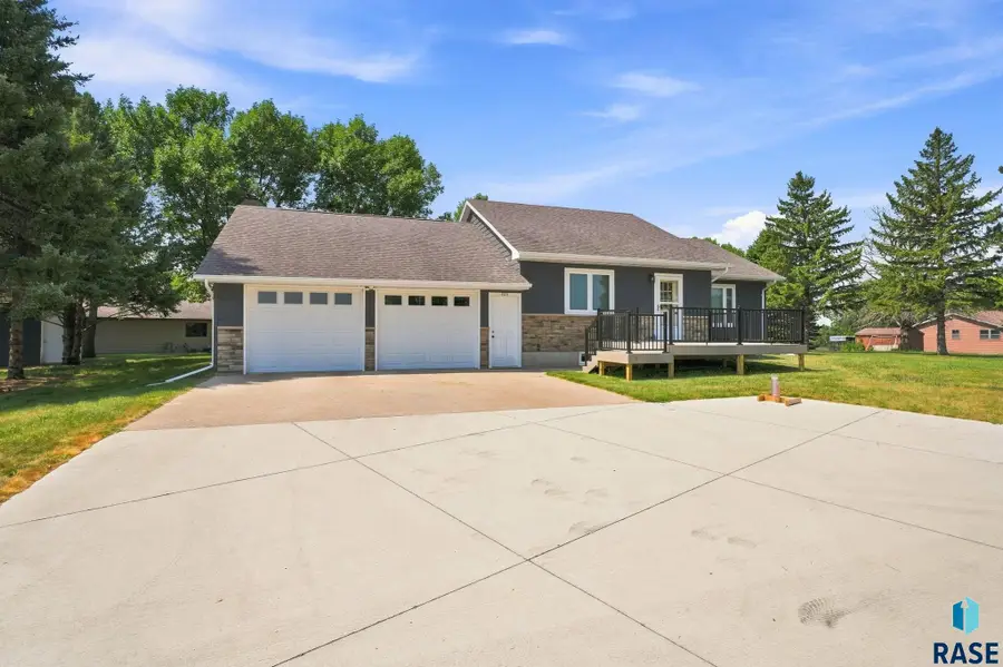 703 W 3rd St, Dell Rapids, SD 57022 - #3
