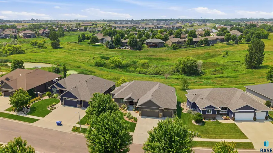 1909 S Copper Crest Trl, Sioux Falls, SD 57110 - #2