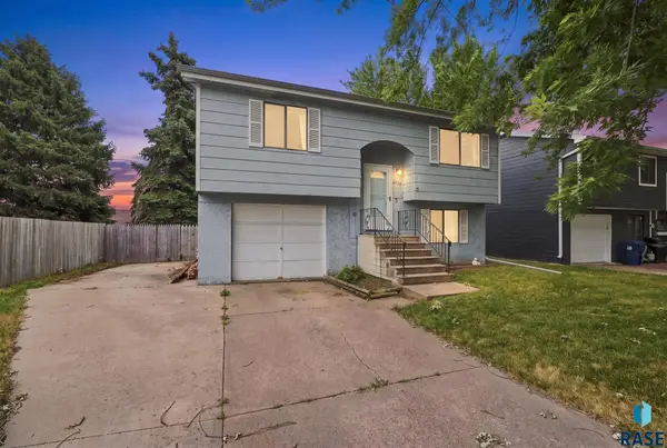 4713 W St James Dr, Sioux Falls, SD 57106
