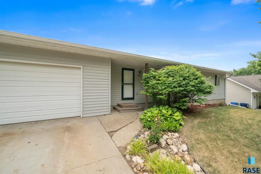 605 E Lynn Ave, Canton, SD 57013 - #2
