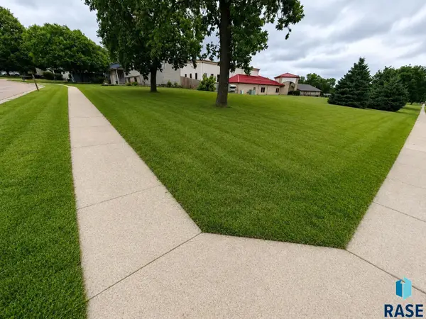 4500 E Fernwood Dr, Sioux Falls, SD 57110