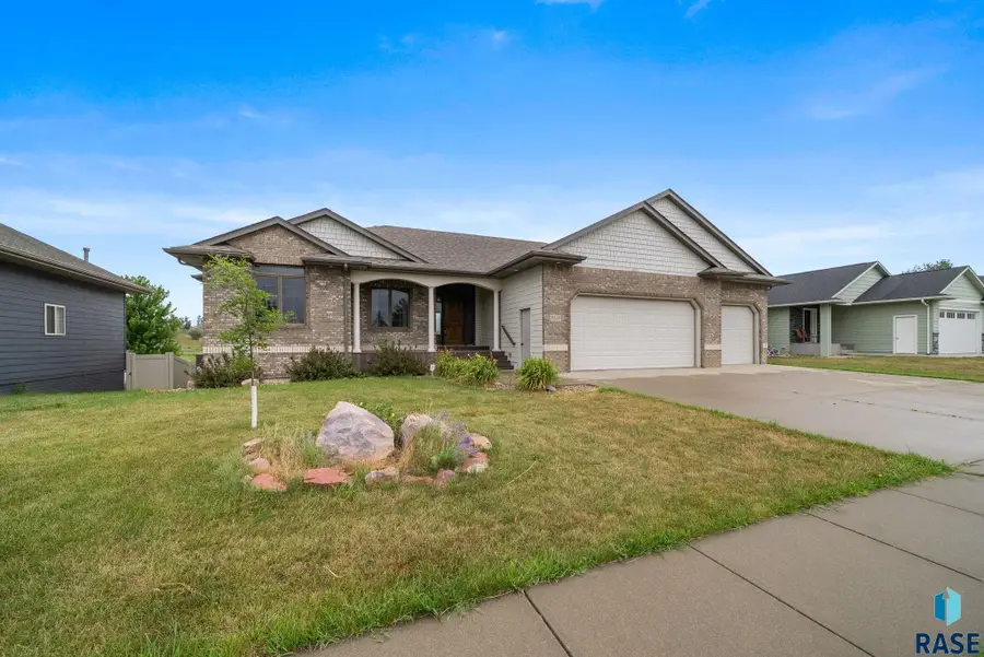 3408 E Broken Arrow St, Sioux Falls, SD 57103 - #2