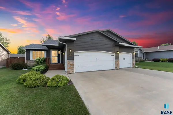 703 S Rosewood Dr, Harrisburg, SD 57032