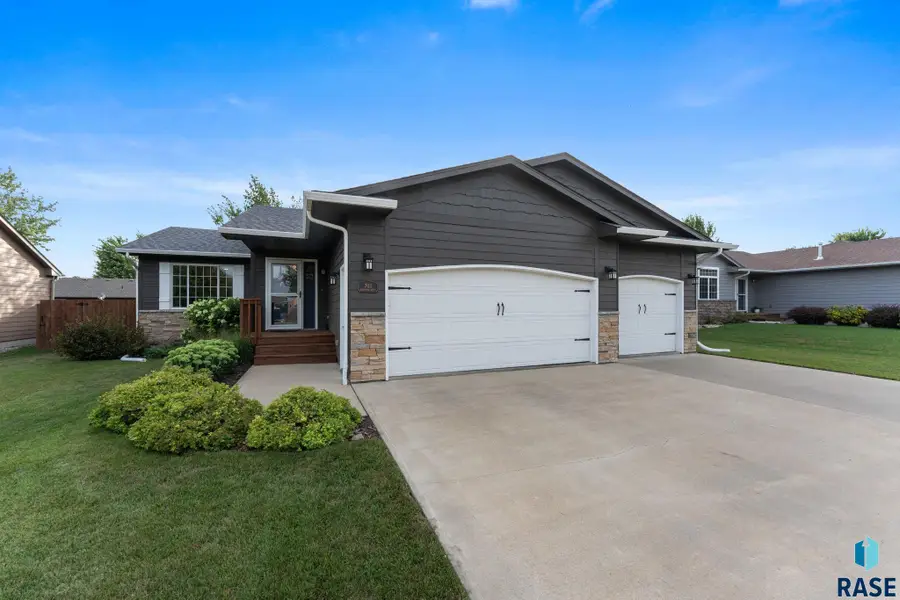 703 S Rosewood Dr, Harrisburg, SD 57032 - #2