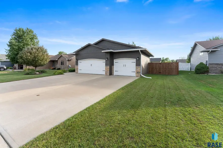 703 S Rosewood Dr, Harrisburg, SD 57032 - #3