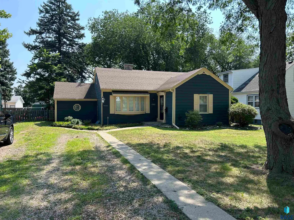 1202 Pine St, Yankton, SD 57078 - #1