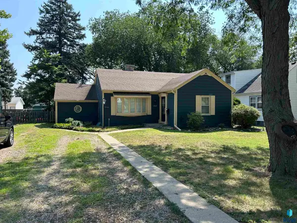 1202 Pine St, Yankton, SD 57078