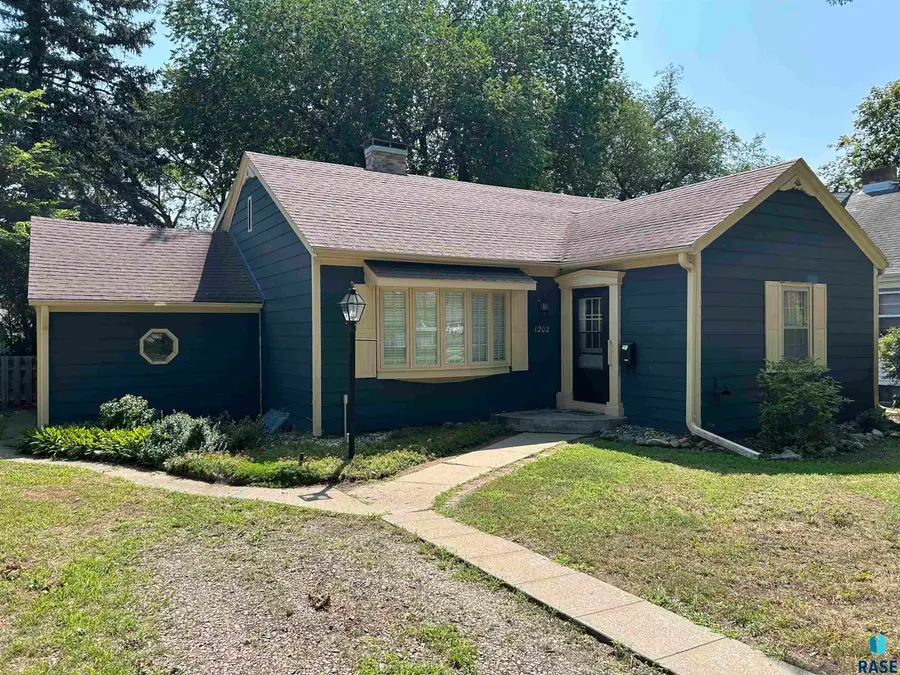 1202 Pine St, Yankton, SD 57078 - #2
