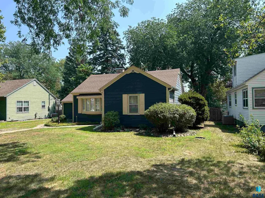 1202 Pine St, Yankton, SD 57078 - #3